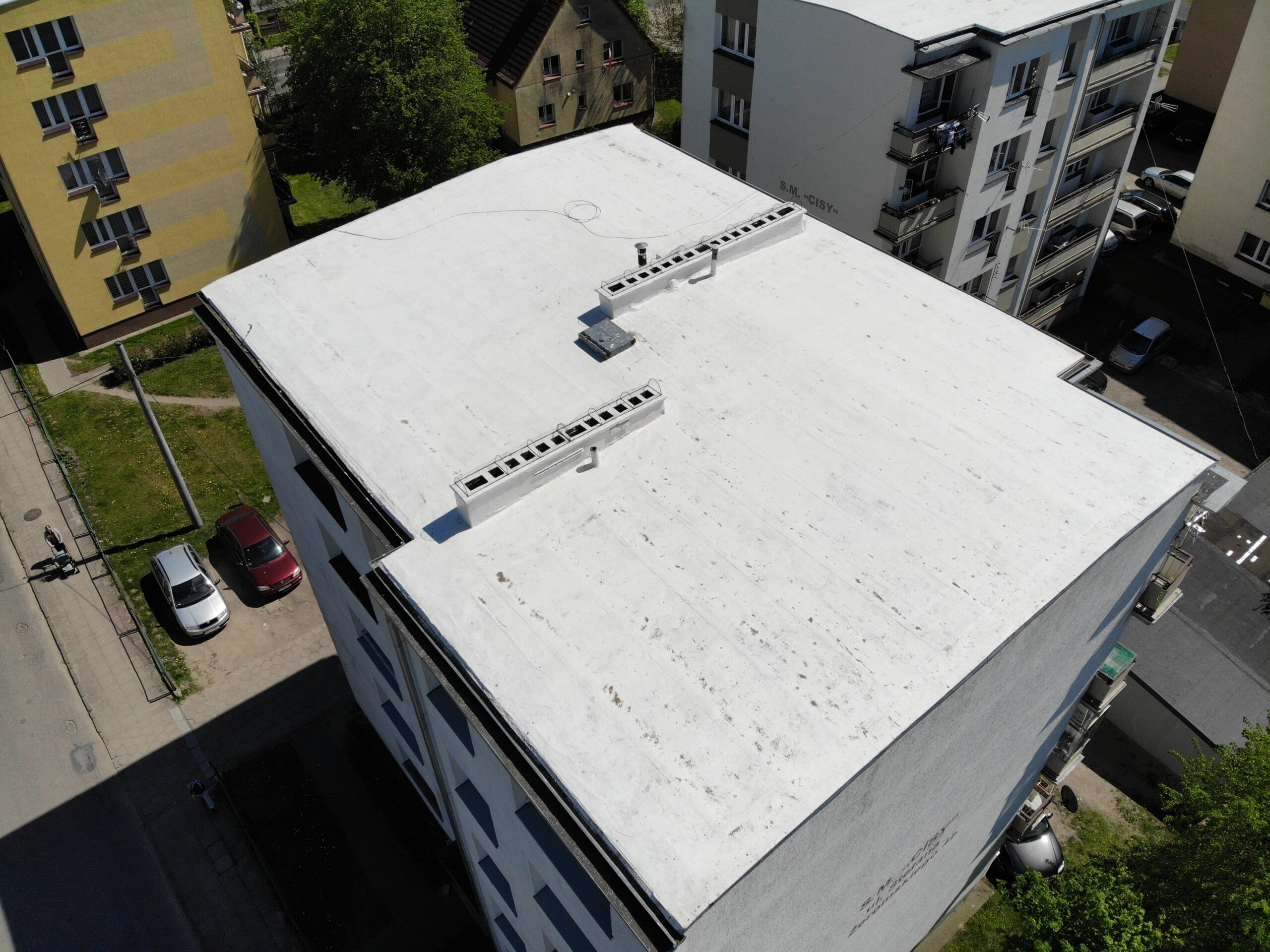 Hydroizolacja dachu – jak działają płynne membrany dachowe i kiedy warto je stosować?